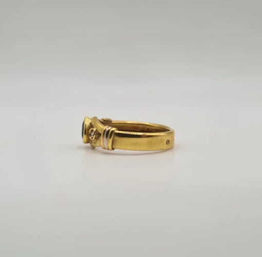 Bague 56 Bague or jaune sertie de diamants et d’un saphir 58 Facettes
