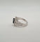 Bague 55 Bague or blanc, diamants, saphirs 58 Facettes
