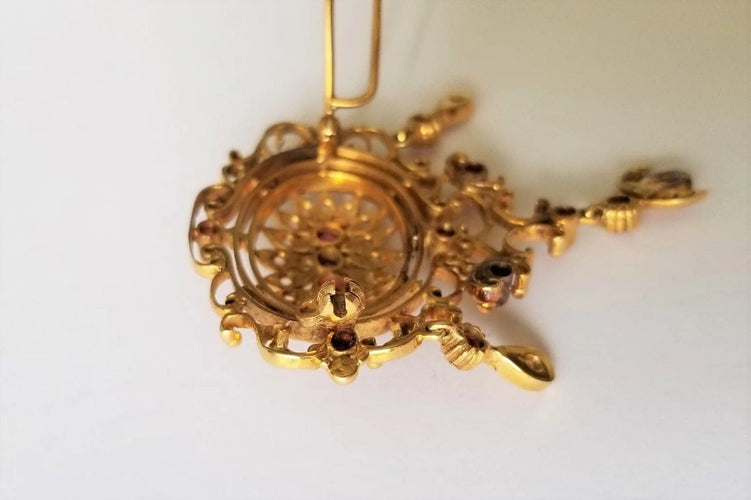 Broche Broche or jaune Rubis et diamants 58 Facettes