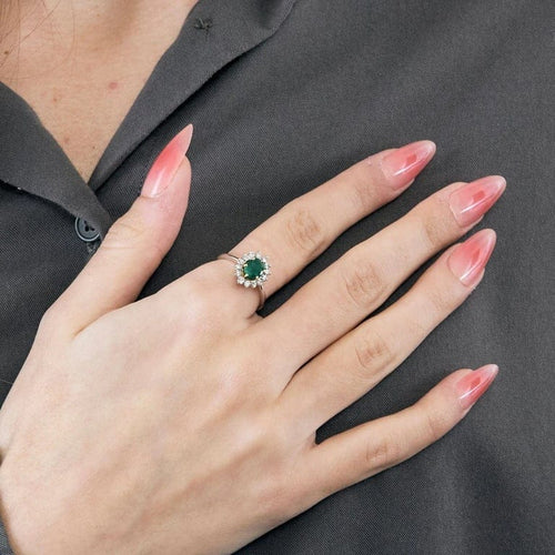 Bague 53 Bague marguerite en or blanc 18K, émeraude et diamants 58 Facettes 58FC162