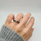 Bague 54 Bague or blanc 18 carats sertie d’un diamant blanc et diamants noirs 58 Facettes