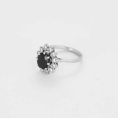 Bague 52.5 Bague marguerite en or blanc, saphir et diamants 58 Facettes DIE1840