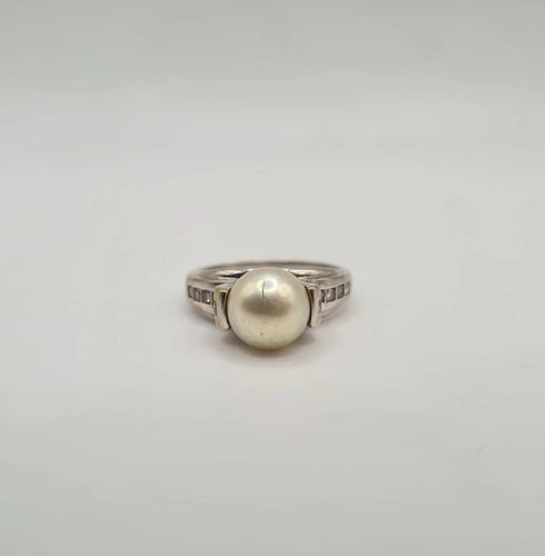Bague 54.5 Bague or blanc sertie d’une perle de culture et diamants 58 Facettes