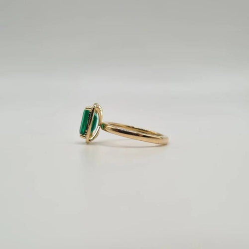 Bague 50 Bague solitaire or jaune 18 carats sertie d’une émeraude synthétique et halo de diamants laboratoires 58 Facettes
