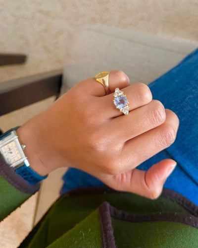Bague 55 Bague jarretière saphir et diamants en or jaune 18 carats 58 Facettes