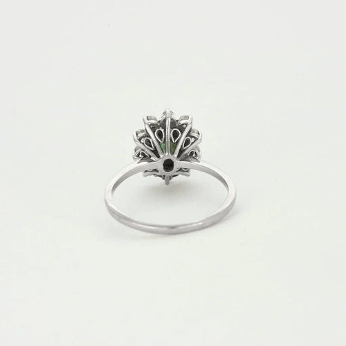 Bague 57 Bague marguerite en or gris, émeraude et diamants 58 Facettes GU88