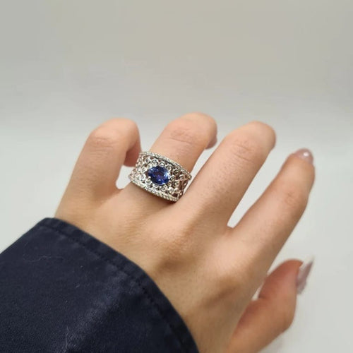 Bague 54 Bague or blanc sertie d'un saphir synthétique et diamants naturels 58 Facettes