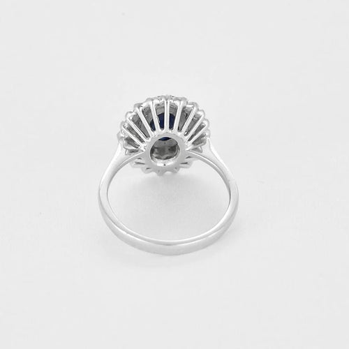 Bague 55.5 Bague à chaton ovale en or gris 18k, saphir et diamants 58 Facettes BA491