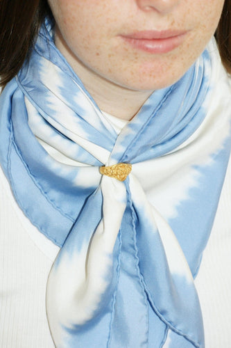 Serre-foulard ouvrant Bacchus et Bacchantes en or jaune 18 kt 58 Facettes