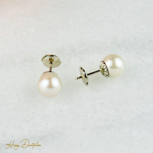 Boucles d'oreilles Boucles d'oreilles puces en or jaune 18K avec perles 58 Facettes 1949