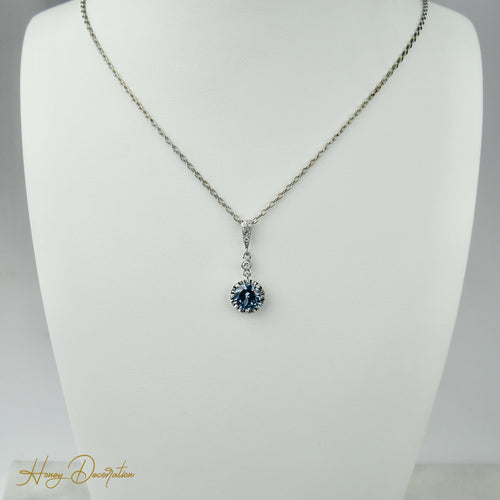 https://cdn.shopify.com/s/files/1/0442/6560/3235/files/wunderschones-weissgold-collier-mit-aquamarin-and-brillanten-honey-decoration-3.jpg?v=1710848057