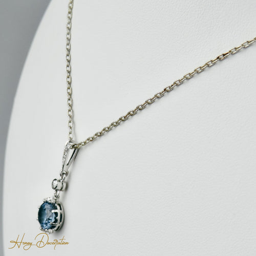 https://cdn.shopify.com/s/files/1/0442/6560/3235/files/wunderschones-weissgold-collier-mit-aquamarin-and-brillanten-honey-decoration-4.jpg?v=1710848061