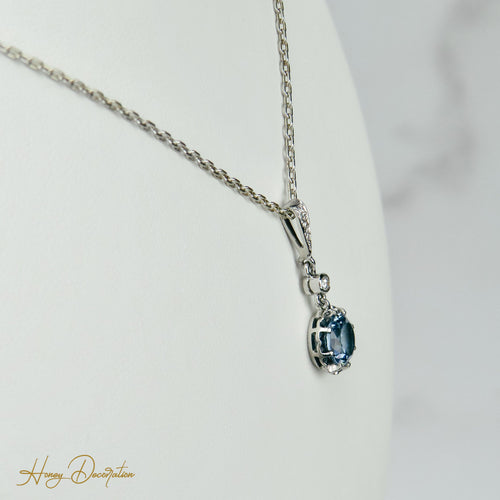 https://cdn.shopify.com/s/files/1/0442/6560/3235/files/wunderschones-weissgold-collier-mit-aquamarin-and-brillanten-honey-decoration-5.jpg?v=1710848065