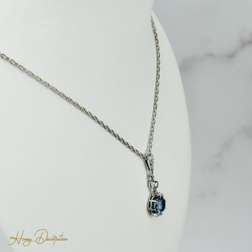 https://cdn.shopify.com/s/files/1/0442/6560/3235/files/wunderschones-weissgold-collier-mit-aquamarin-and-brillanten-honey-decoration-6.jpg?v=1710848068