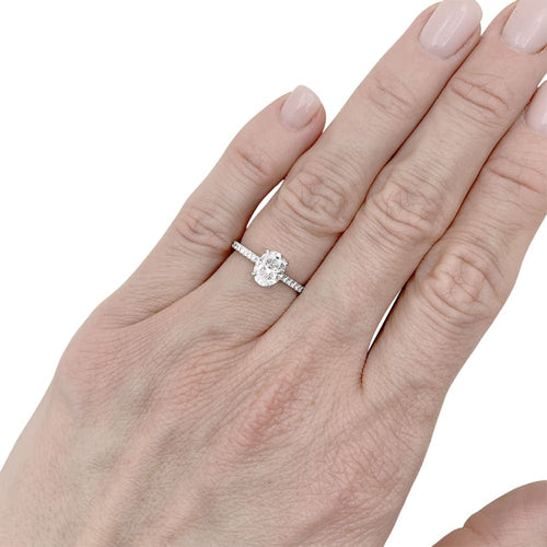 Bague 50 Bague solitaire en or blanc 750 avec diamant ovale 1 ct 58 Facettes 35329