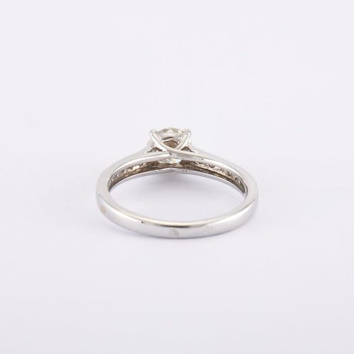 Bague 53 / Blanc/Gris / Or 750 Solitaire accompagné Diamant 0.72 carat 58 Facettes 120377R-220105R