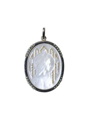Pendentif Médaille ancienne Art Déco Vierge sur nacre, or blanc, et perles 58 Facettes