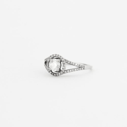 Bague 51 Bague en or gris ajouré, centrée d'un diamant taille brillant 58 Facettes DV0327-2