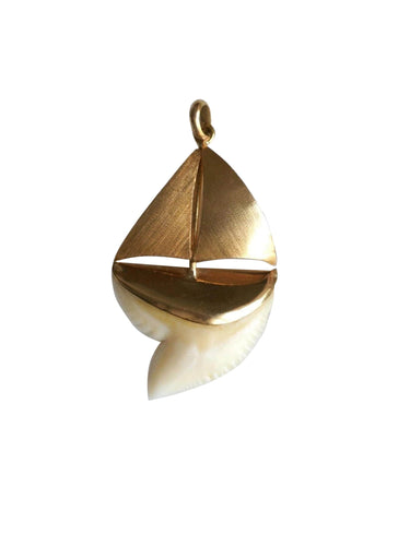 Pendentif Pendentif voilier dent de requin sur or 58 Facettes