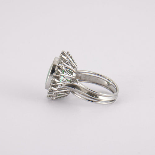 Bague 49 Bague Marguerite en or gris, émeraude, diamants 58 Facettes