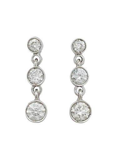 Boucles d'oreilles Boucles d'oreilles pendantes en or blanc et diamants. 58 Facettes 30143