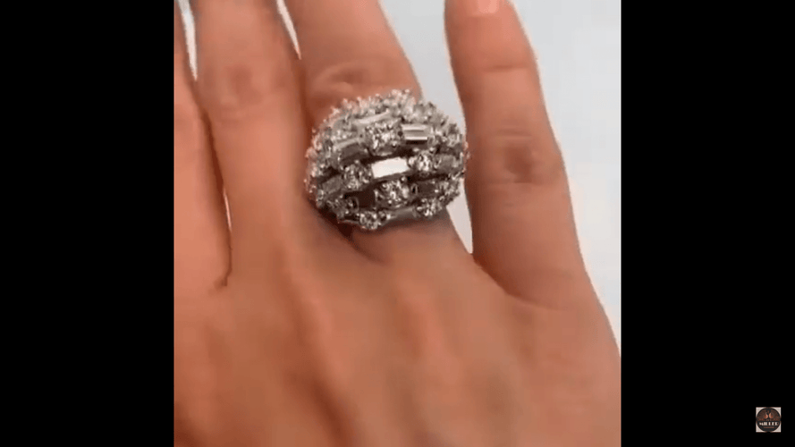 Bague 49 Bague dôme Van Cleef & Arpels en platine et diamants. 58 Facettes 29356-1