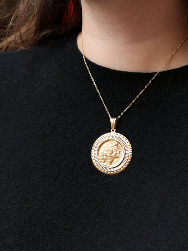 Pendentif Médaille vintage en or jaune et blanc 58 Facettes 672