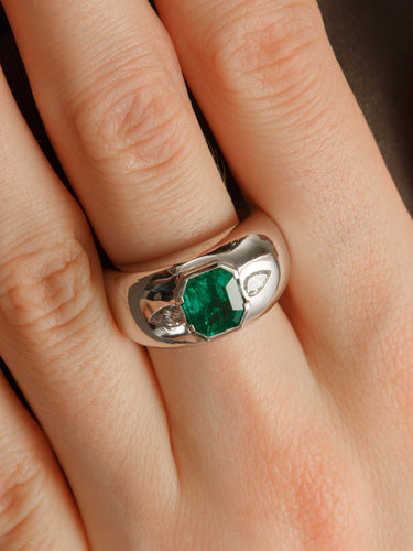 Bague 53 Bague Emeraude et diamants, or gris et platine 58 Facettes