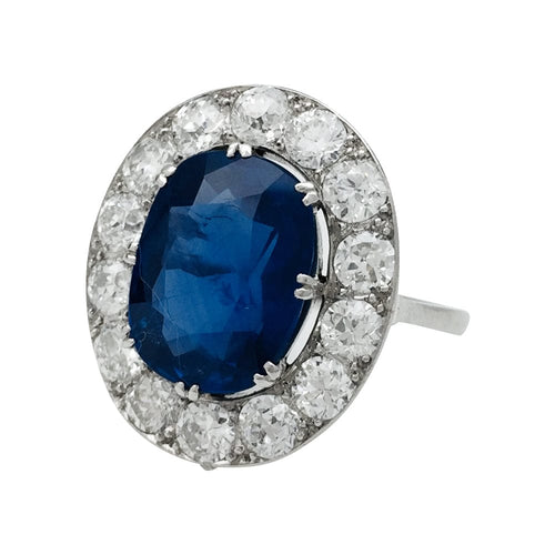 Bague 51 Bague en platine centrée d'un saphir de 6,06 carats, entourage diamants. 58 Facettes 28528