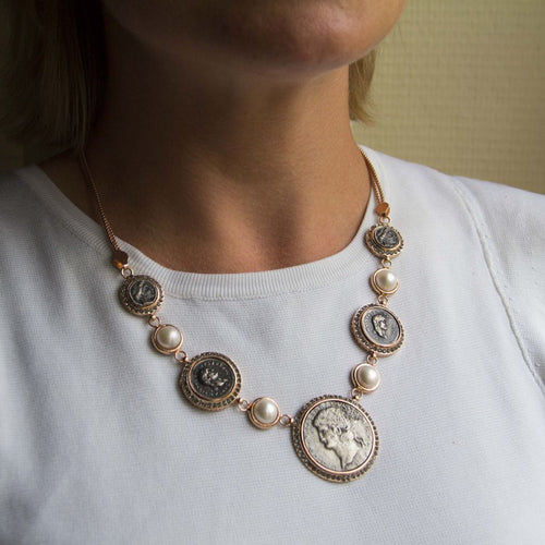 Collier Collier pièces antiques perles et cristaux 58 Facettes DC009