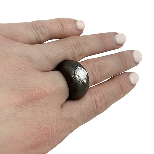 Bague 53 Bague jonc en or blanc noirci, centre diamant 2.08 carats. 58 Facettes 30302