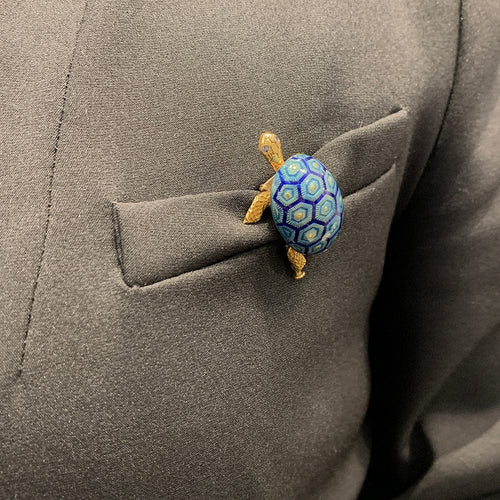 Broche Broche Boucheron tortue or jaune, émail et saphir. 58 Facettes 29701