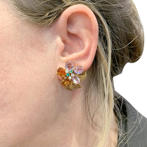 Boucles d'oreilles Boucles d'oreilles Boucheron "Fleur" or jaune et platine, pierres de couleur. 58 Facettes 30377