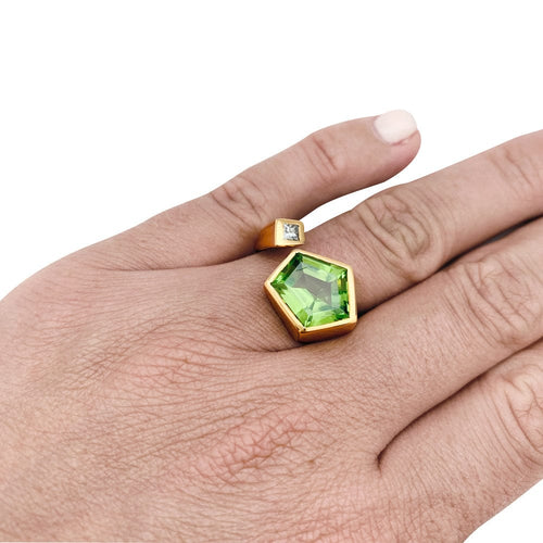 Bague 55 Bague en or jaune, diamant et péridot. 58 Facettes 29947