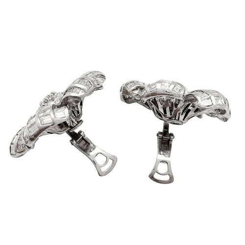 Boucles d'oreilles Boucles d'oreille fleurs en or blanc serties diamants baguette et ronds. 58 Facettes 30291