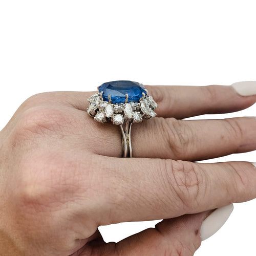 Bague 57 Bague en or blanc, platine, saphir et diamants. 58 Facettes 30180