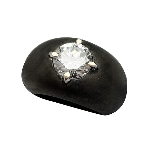 Bague 53 Bague jonc en or blanc noirci, centre diamant 2.08 carats. 58 Facettes 30302