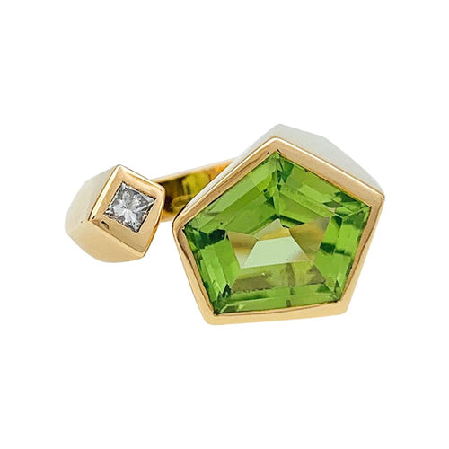 Bague 55 Bague en or jaune, diamant et péridot. 58 Facettes 29947