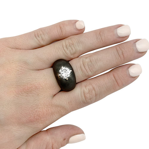 Bague 53 Bague jonc en or blanc noirci, centre diamant 2.08 carats. 58 Facettes 30302