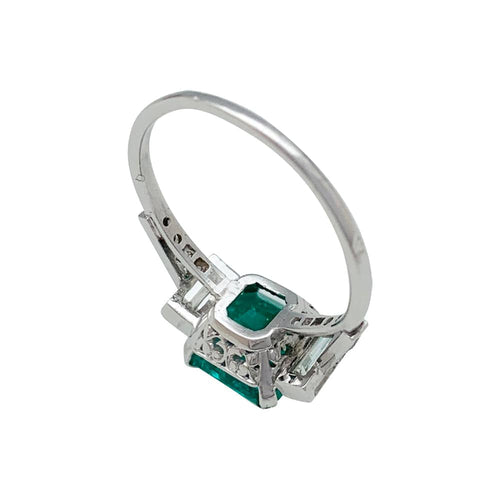 Bague 55 Bague en platine, centrée d'une émeraude de 2,81 carats et diamants. 58 Facettes 30127