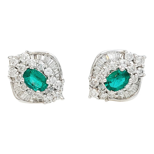Boucles d'oreilles Boucles d'oreilles en or blanc diamants et émeraudes. 58 Facettes 30528