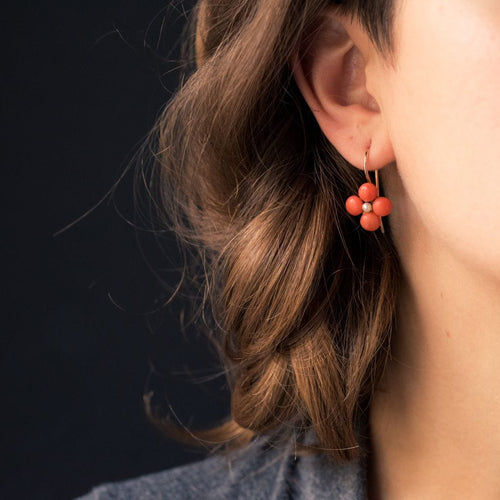 Boucles d'oreilles Boucles d'oreilles dormeuses trèfles de corail et perles fines 58 Facettes 19-381