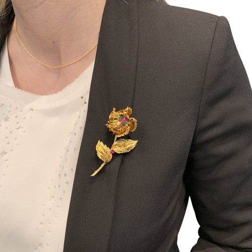 Broche Broche Cartier, "Fleur" en or jaune, diamants, émeraudes, rubis et saphirs. 58 Facettes 30236