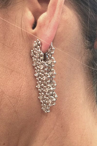 Boucles d'oreilles Boucles d'oreilles pendantes en or blanc et diamants. 58 Facettes 25541