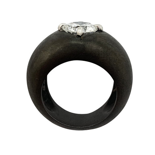 Bague 53 Bague jonc en or blanc noirci, centre diamant 2.08 carats. 58 Facettes 30302