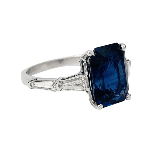 Bague 52 Bague saphir 5,17 carats en or blanc épaulé de diamants taille trapèze. 58 Facettes 30390