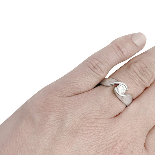 Bague 52 Solitaire or blanc serti d'un diamant pesant 0.40 carat. 58 Facettes 30381