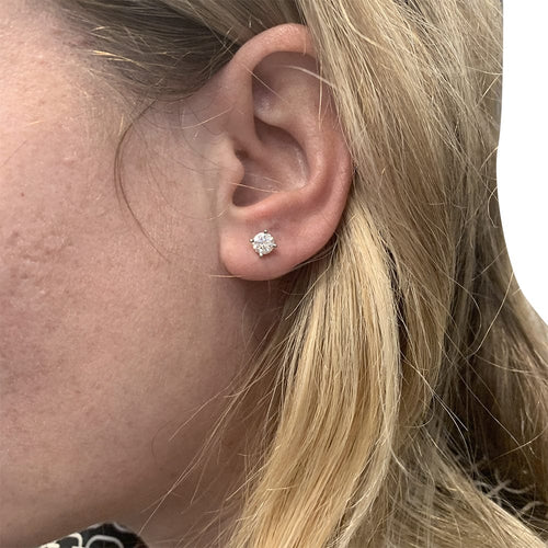 Boucles d'oreilles Puces d'oreilles Cartier en platine et diamants. 58 Facettes 30015