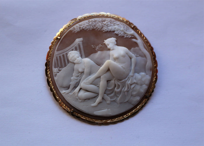 Broche Broche - Pendentif Grand camée coquille "le Bain de Diane" 58 Facettes 300