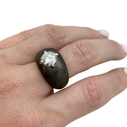 Bague 53 Bague jonc en or blanc noirci, centre diamant 2.08 carats. 58 Facettes 30302